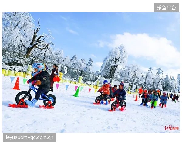 滑雪队比赛后，集体打雪仗成名的那一刻，温馨与激情共融的雪地盛宴
